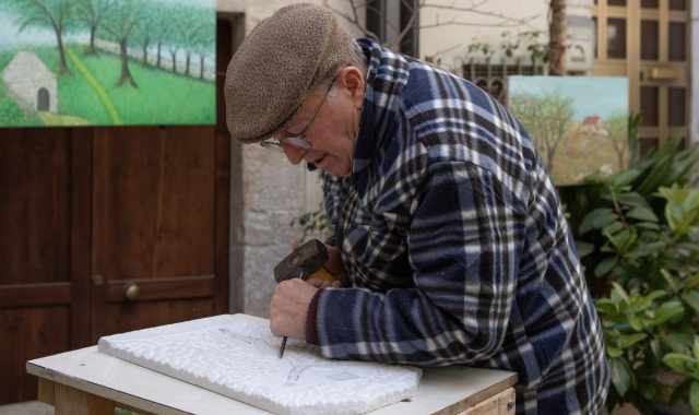 Ruvo, la storia di Minuccio: a 86 anni scolpisce il marmo creando bassorilievi e mosaici